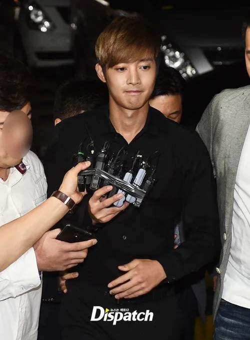 Kim Hyun Joong ketika dipanggil polisi terkait dengan skandal pemukulan kepada mantan pacar © Dispatch