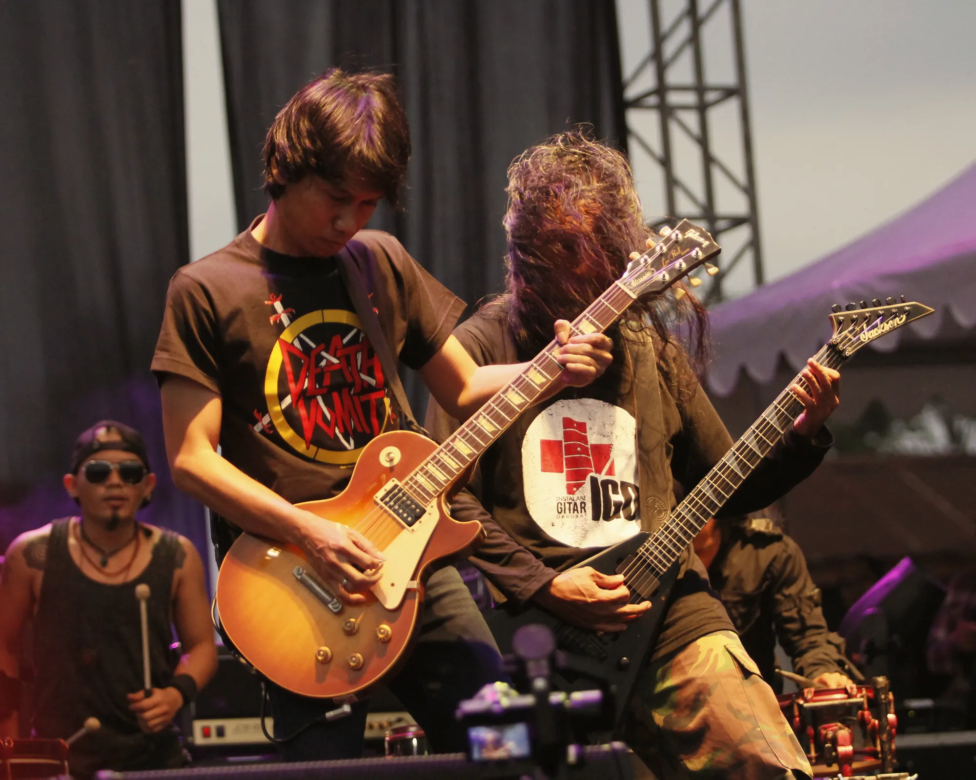 Eross Chandra saat tampil bersama Death Vomit. © KapanLagi.com/Mathias Purwanto