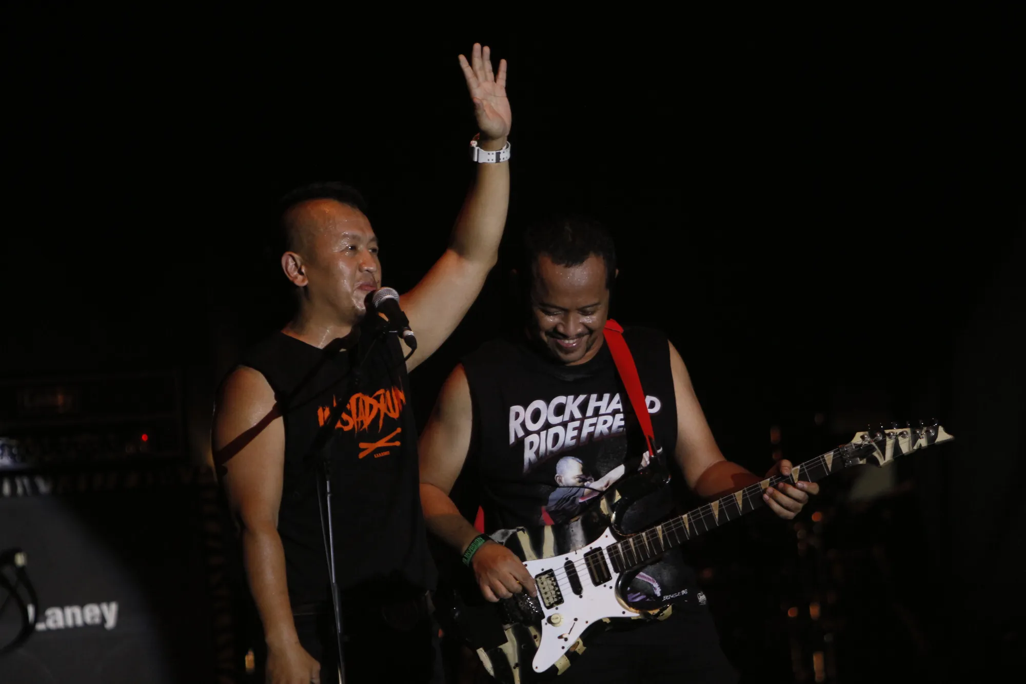 Pas Band yang tampil tepat sebelum Dream Theater naik pentas untuk menghibur ribuan penonton © KapanLagi.com/Mathias Purwanto 