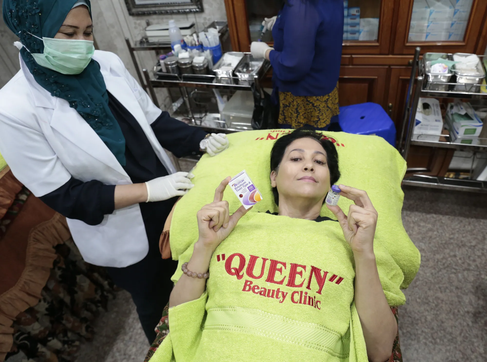 Meriam percayakan perawatan wajahnya pada Queen Beauty Clinic sejak tahun 2005 silam / Credit: KapanLagi - Akrom Sukarya