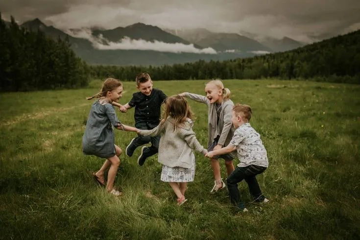 Ilustrasi Anak dengan Temannya. (foto: Pinterest/LOOKSLIKEFILM).