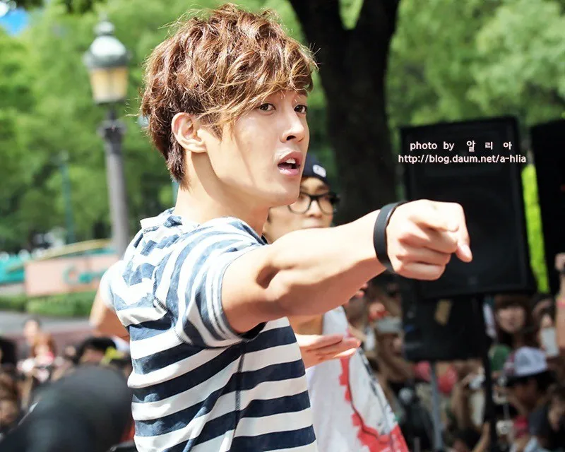 Kim Hyun Joong tampil mendadak di jalan raya kawasan Nagoya ©luxmae.blogspot.com