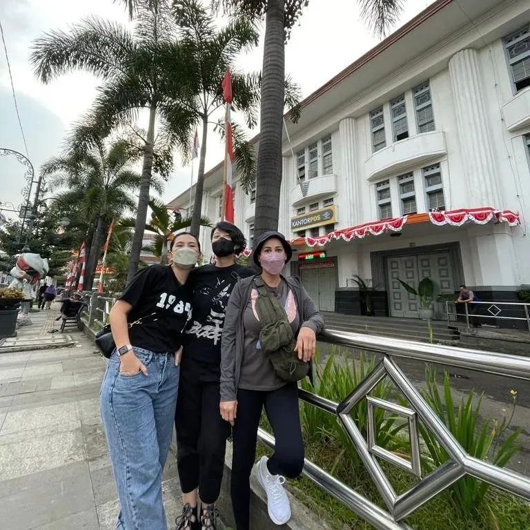 Jalan-jalan Bertiga