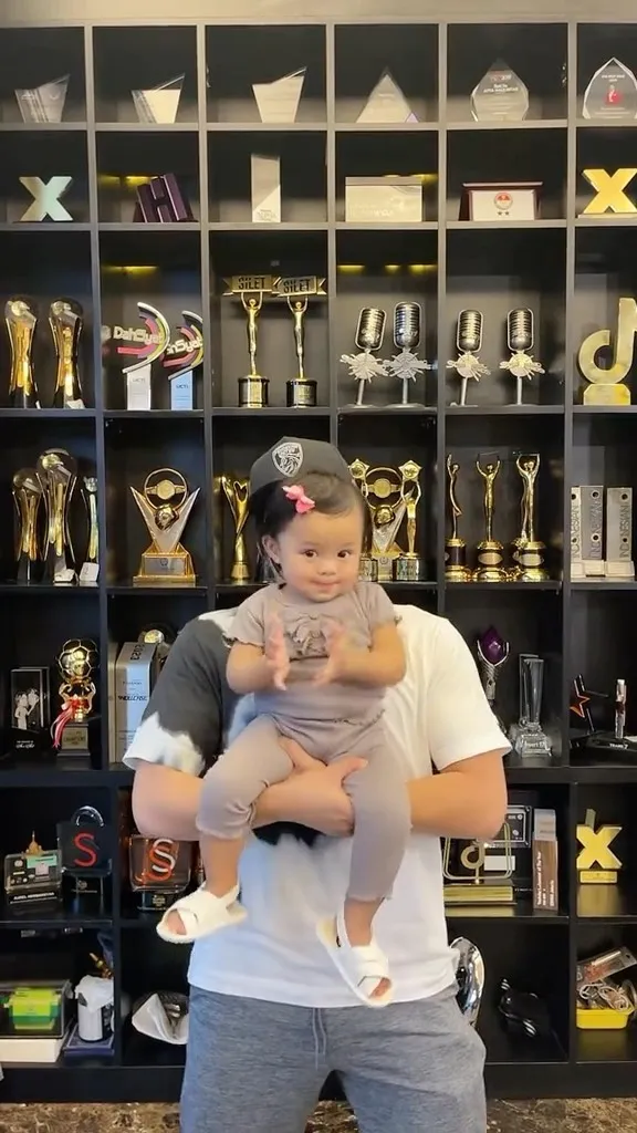 (credit: instagram/ameenaatta)