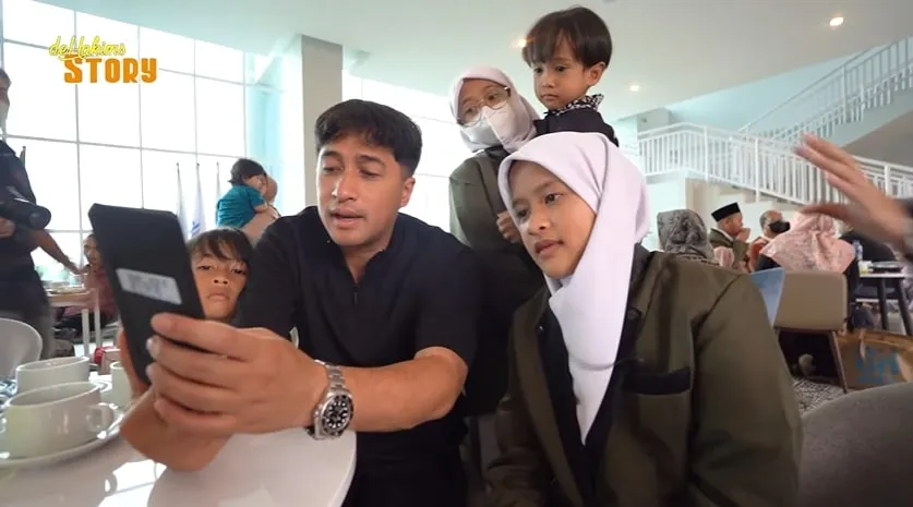 (credit: Youtube De Hakims)