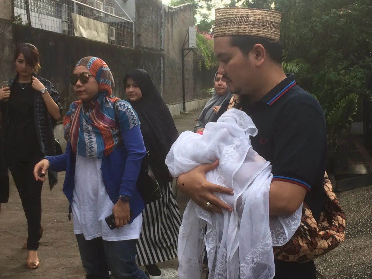 Indra Bekti terlihat begitu berduka ketika membawa sang buah hati. ŠKapanLagi.com/Mathias Purwanto