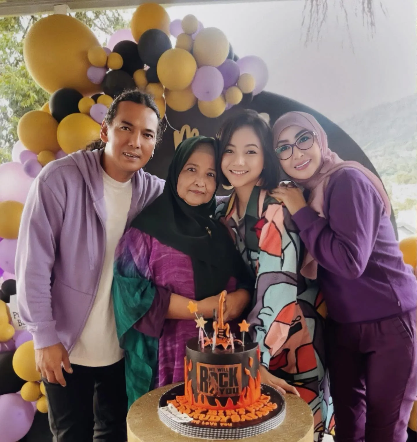 (credit: instagram/glencachysaraofficial)