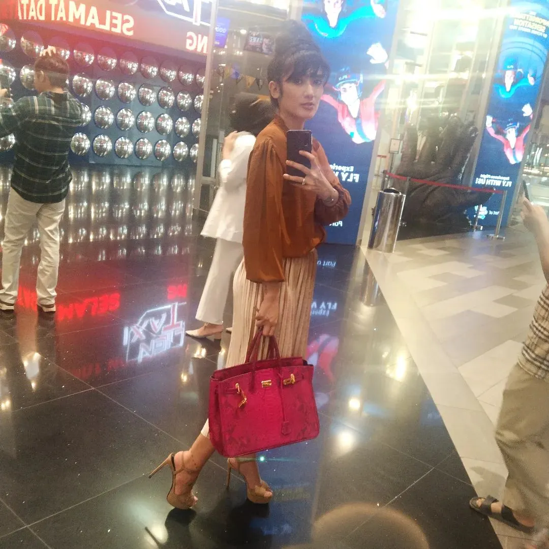 (credit: instagram/revi_mariska_real)