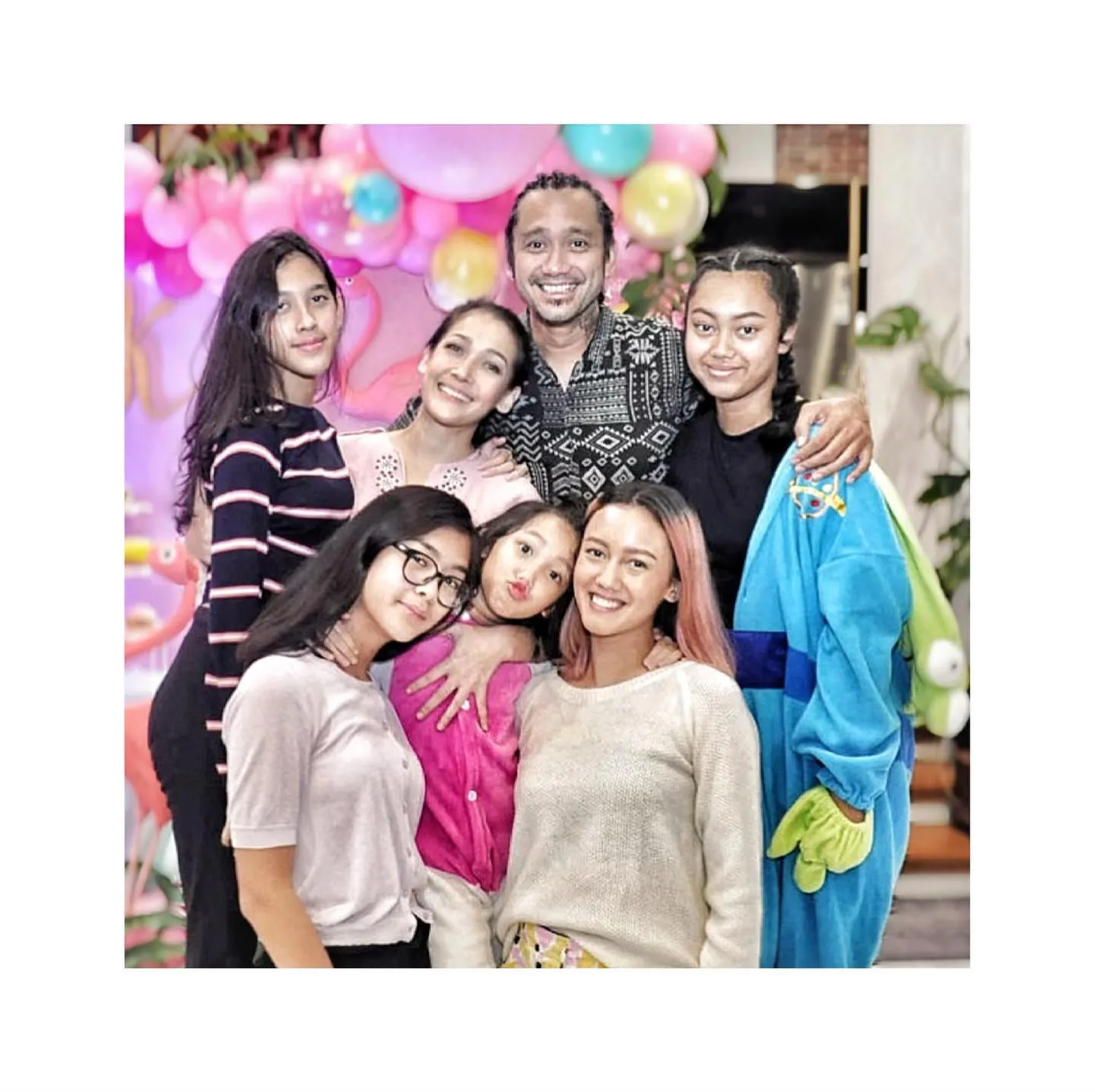 Dekat Satu Sama Lain
