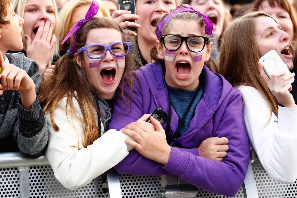 Sepasang dari puluhan juta penggemar Bieber, rela berdandan dengan warna kesukaan sang idola @theglobalmail.org