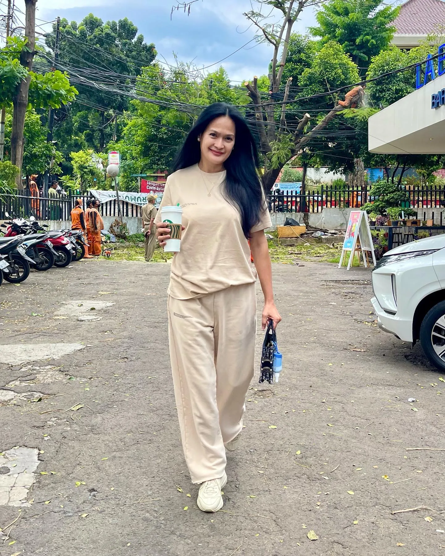 (credit: instagram/donnaharunofficial)