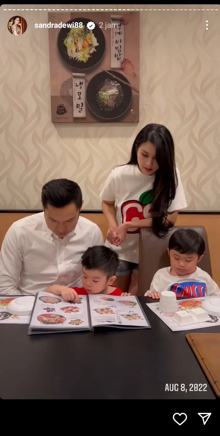 (credit: instagram/sandradewi88)