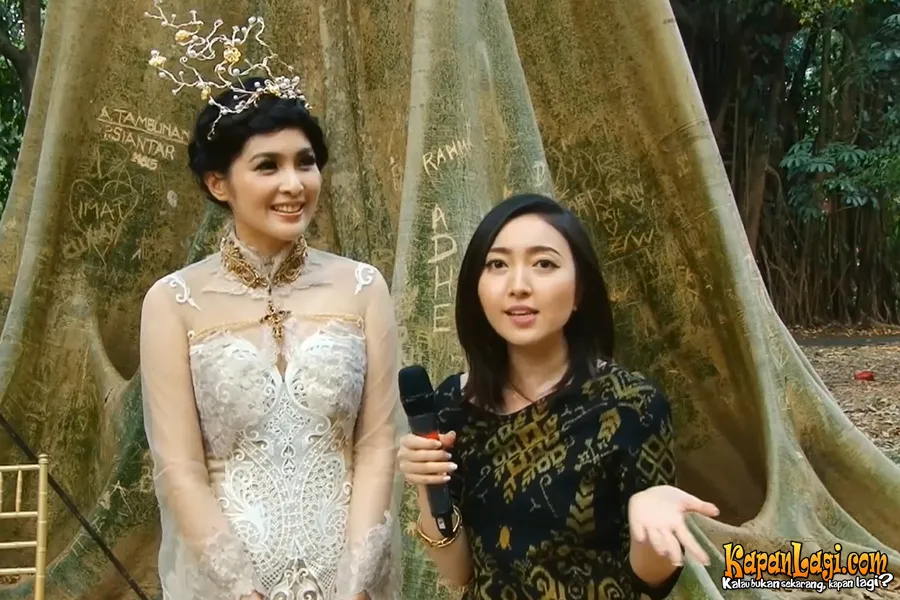 Sandra Dewi sama sekali tak mengeluh, bahkan ketika diminta melepas alas kaki di dalam hutan demi pemotretan. ©KapanLagi.com