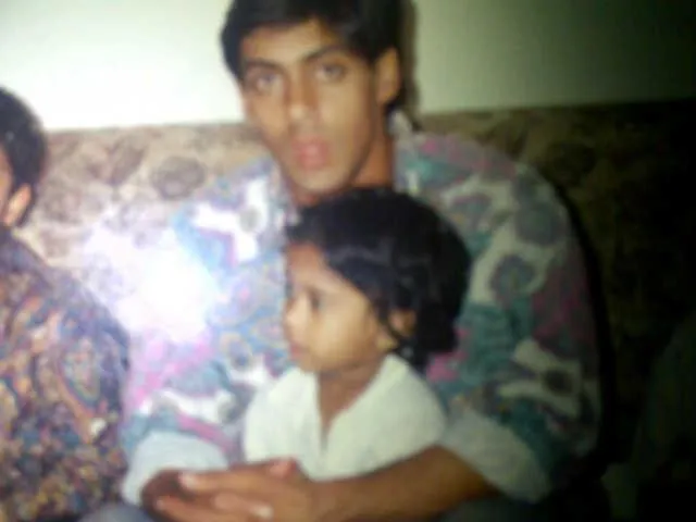 Salman bersama Arpita saat ia masih kecil. @pinkvilla