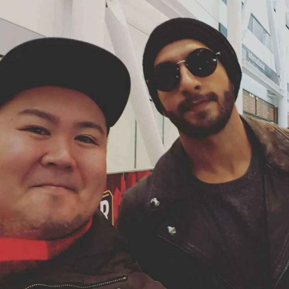 Ranveer sempat pose bareng fans di bandara Toronto, Kanada ©deccanchronicle