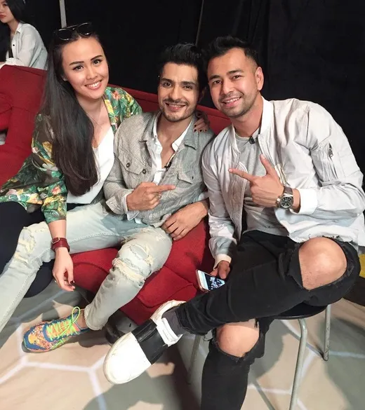 Vin berjumpa dengan Raffi di belakang panggung ©instagram/nitasofiani