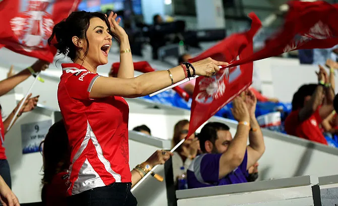 Preity Zinta beli saham klub kriket KINGS XI PUNJAB pada tahun 2008 ©StoryNotch