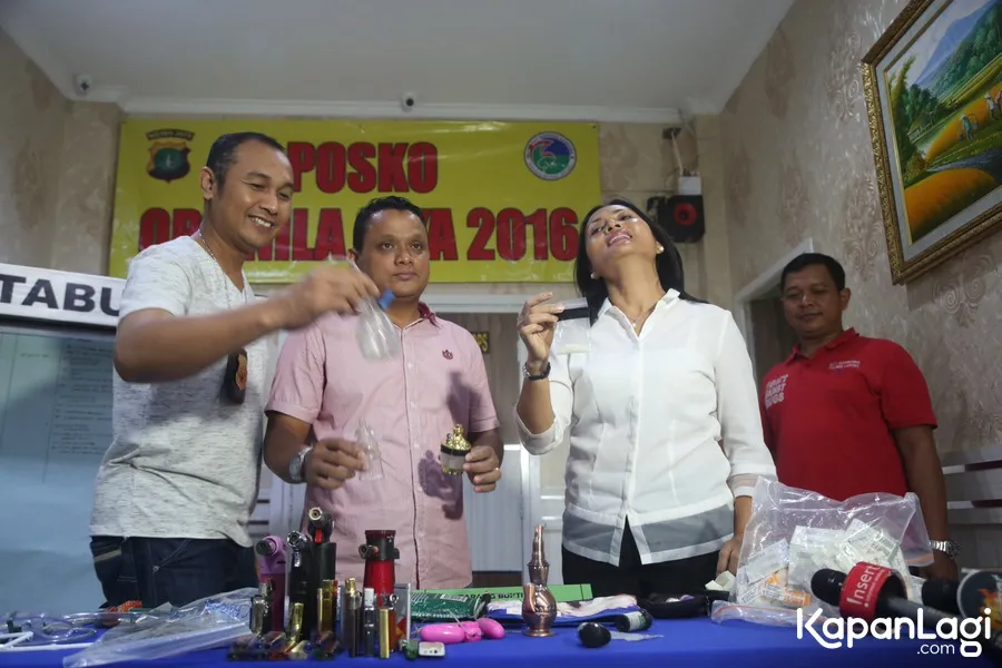 Barang bukti di kediaman Gatot Brajamusti. ©KapanLagi.com