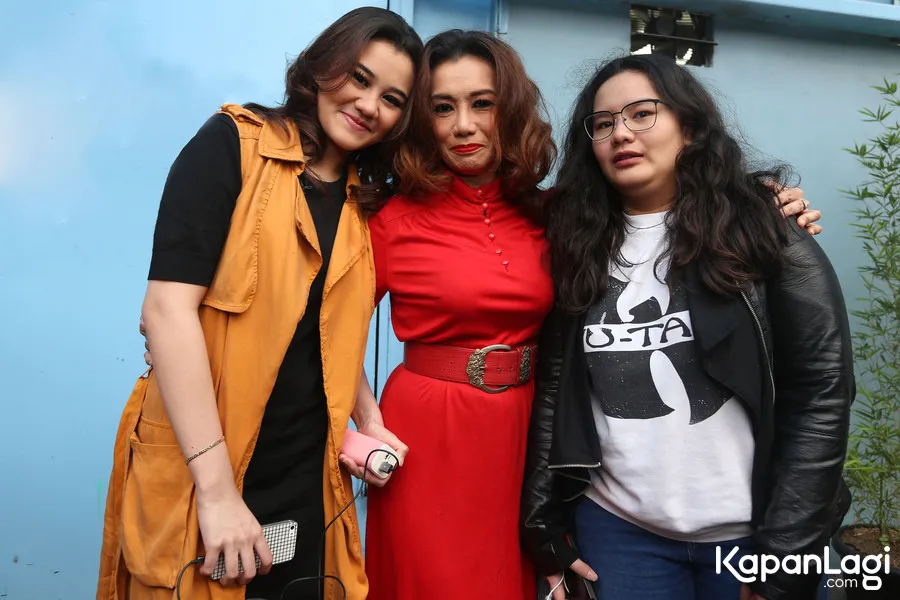 Anak-anak baru saja melayat ke makam Adjie © KapanLagi.com®/Budy Santoso
