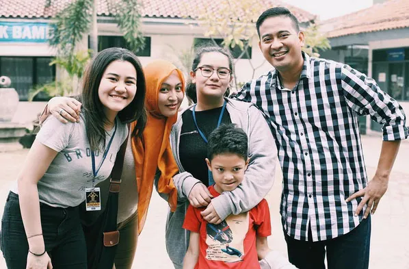 Kebersamaan Aaliyah-Zahwa bersama ibu tiri mereka © Instagram.com