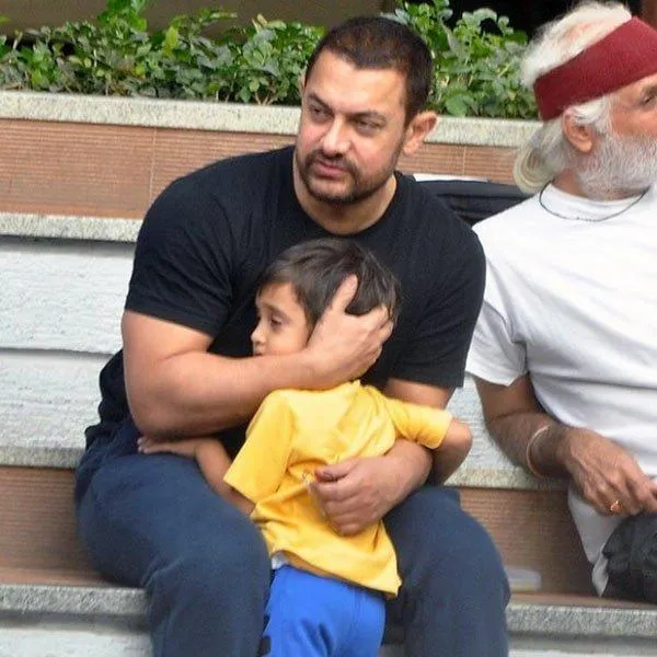 Aamir Khan peluk erat Azad Rao di hadapan publik © Pinkvilla.com
