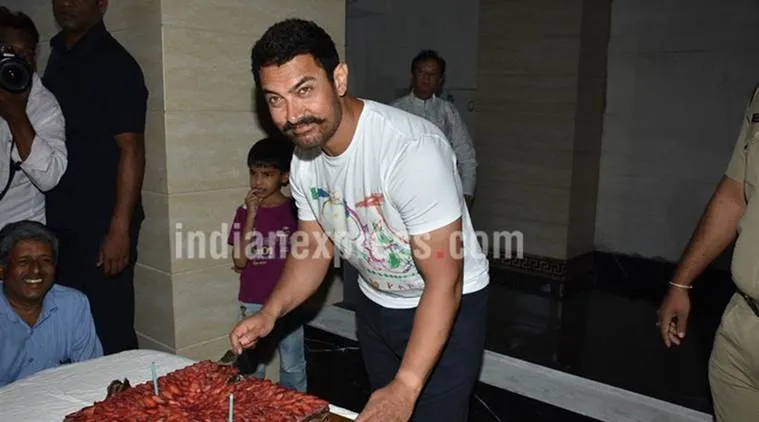 Sambil potong kue, Aamir mengungkap keinginannya © Indianexpress.com