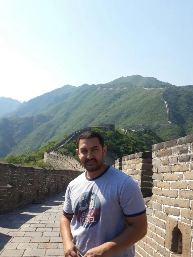 Ini dia pose bahagia Aamir Khan saat berada di Tembok Besar Cina @pinkvilla.com