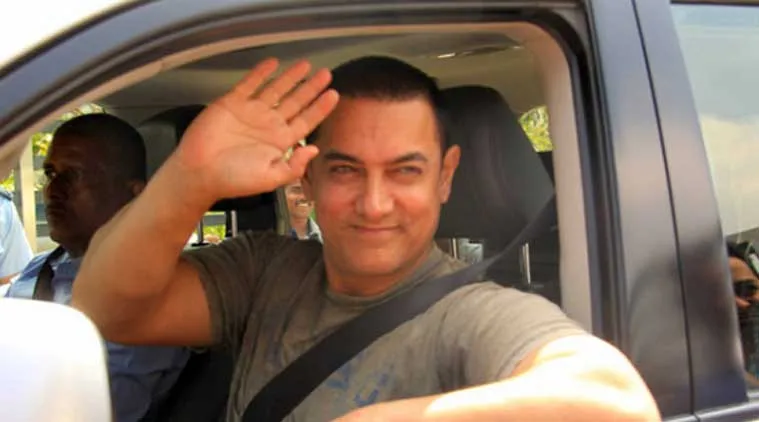 Aamir Khan saat menuju lokasi ulang tahunnya yang ke-50. @indianexpress