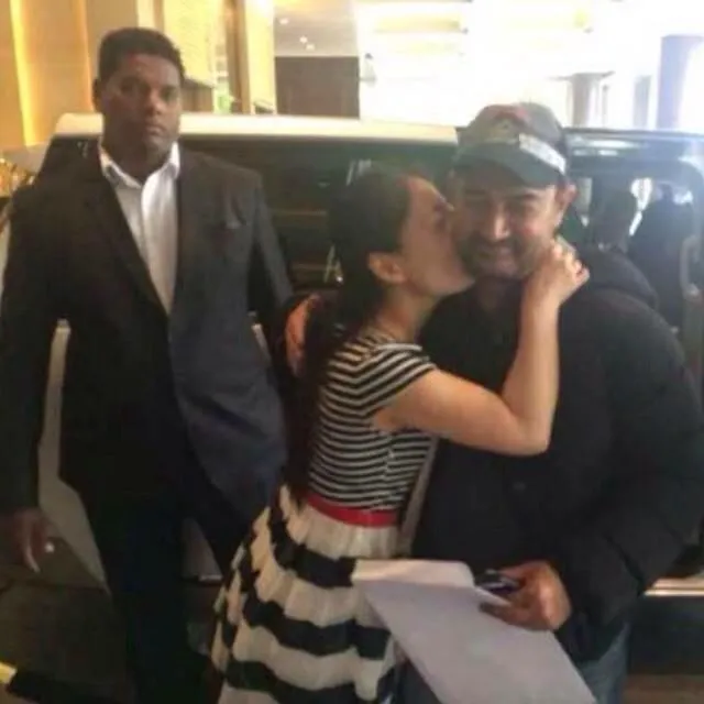 Ini dia fans asal Cina yang nekat mengecup mesra pipi Aamir Khan @pinkvilla.com