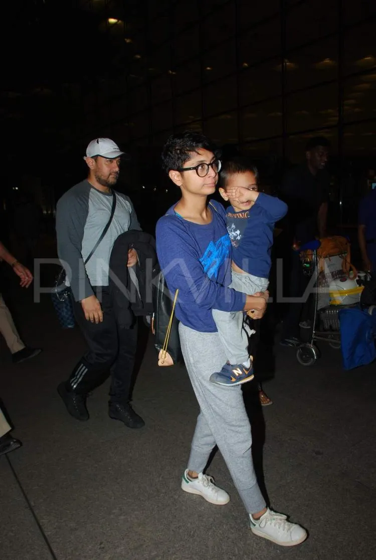 Azad malu-malu mau saat difoto para wartawan di bandara. @pinkvilla