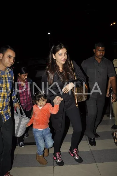 Didampingi bodyguard dan asisten, Aishwarya mengajak Aaradhya menuju New Delhi © Pinkvilla.com