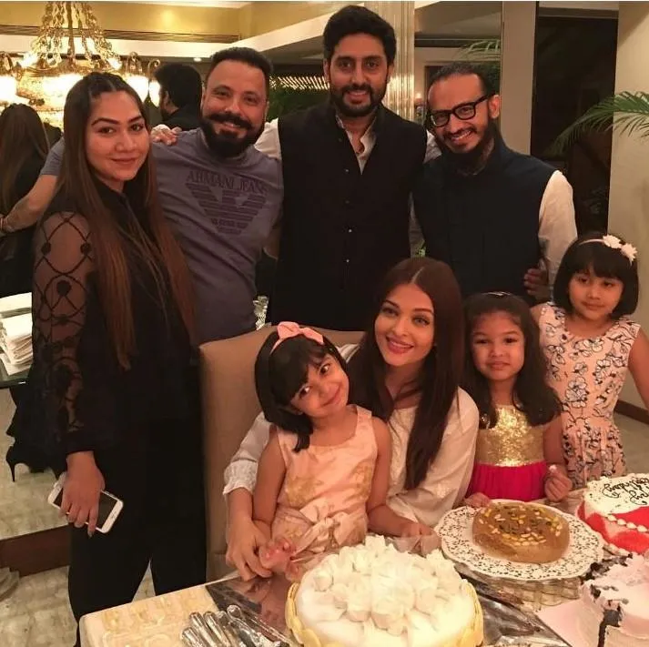 Cantiknya Aaradhya di perayaan ulang tahun Aishwarya ©pinkvilla