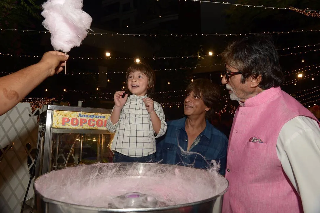 AbRam Khan bahagia dapat permen kapas di ultah Aaradhya ©instantbollywood
