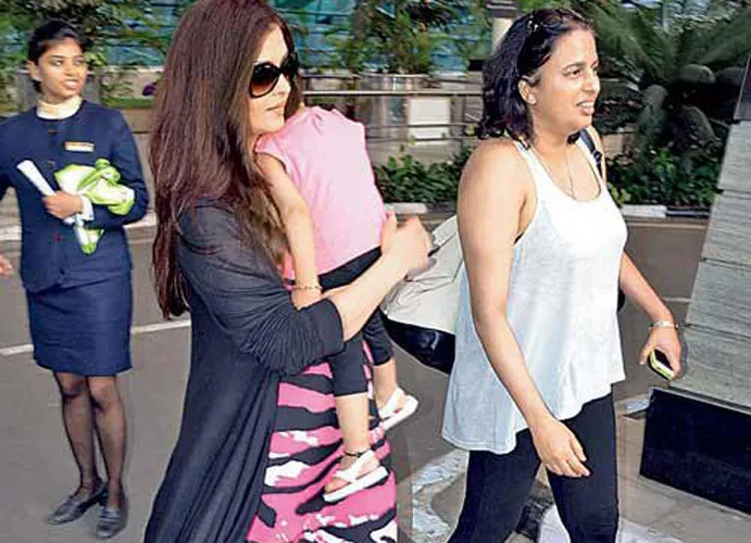 Aishwarya Rai antar Aaradhya ke sekolah @santabanta.com