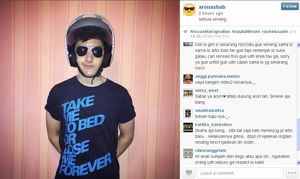 Postingan baru Aaron mengenakan helm / © Instagram