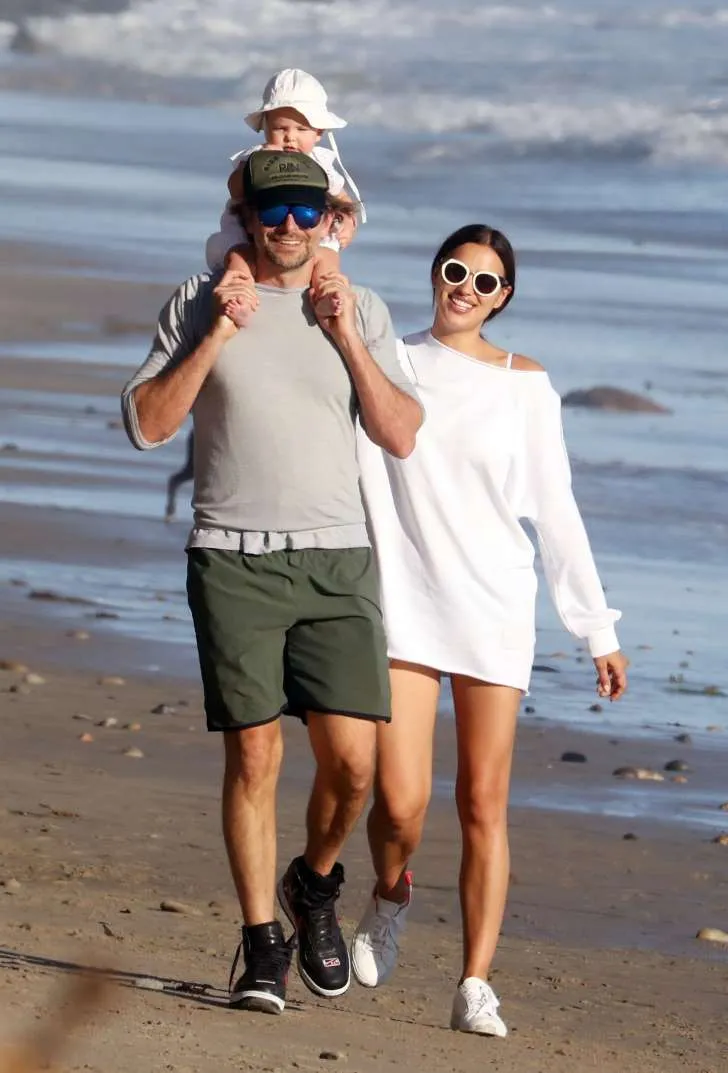 Bradley Cooper dan Irina Shayk ajak anak mereka ke pantai © MSN