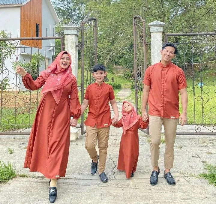 Potret Keluarga Fairuz A Rafiq Pakai Outfit Religi Senada / Credit Foto: instagram.com/fairuzarafiq