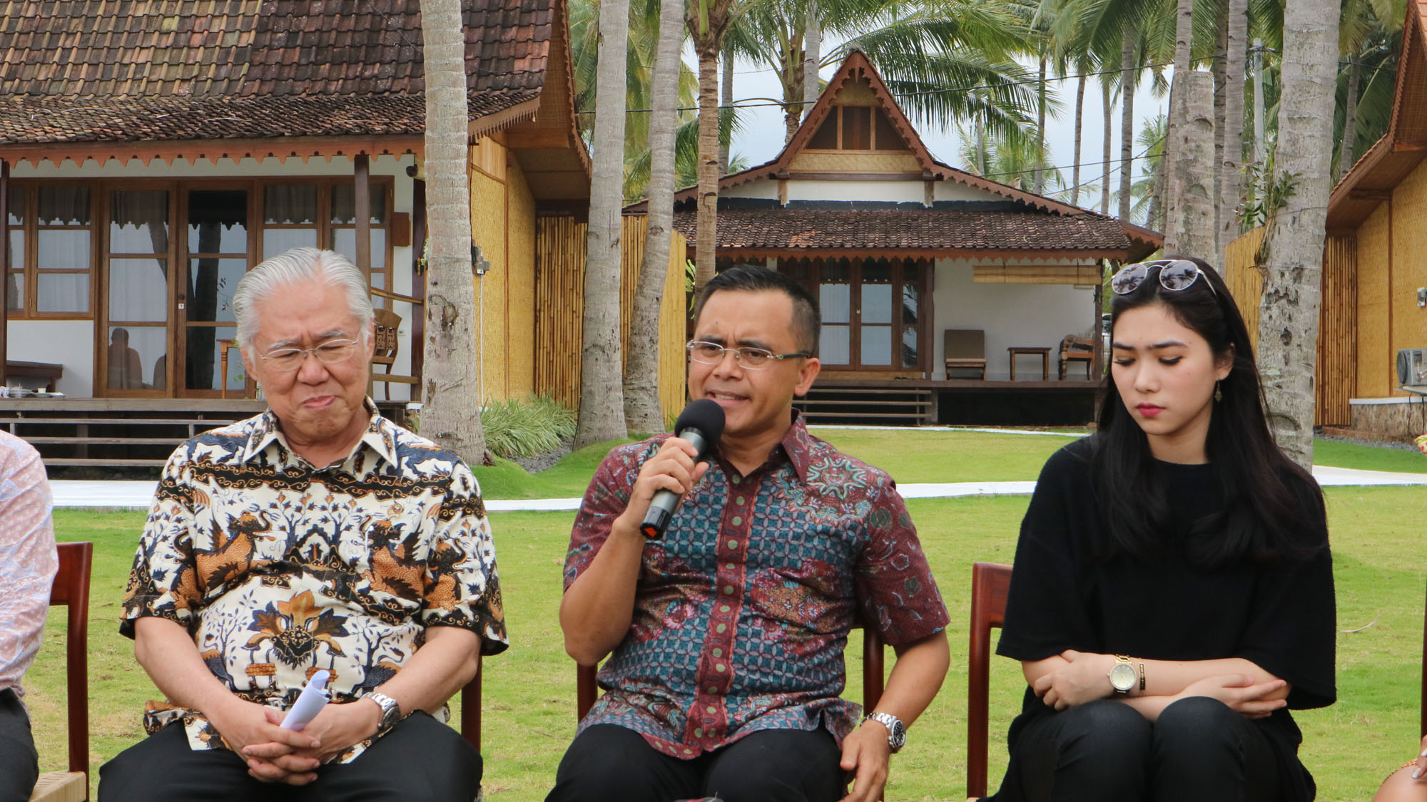 Bupati Banyuwangi Abdullah Azwar  Anas (tengah) bersama Isyana Sarasvati dan Menteri Perdagangan Enggar © KapanLagi®/Agista Rully