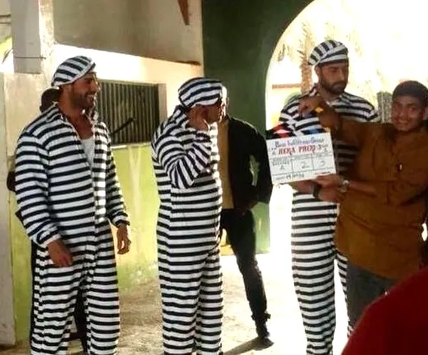 Ini dia salah satu adegan dalam film 'HERA PHERI 3' yang membuat Abhishek dan John jadi tahanan, unyu ya mereka! @apunkachoice.com