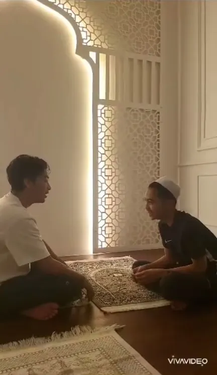 Potret Abidzar Al Ghifari Bareng Ataya Adik Bungsunya (Credit: Instagram/_ummi_pipik_)