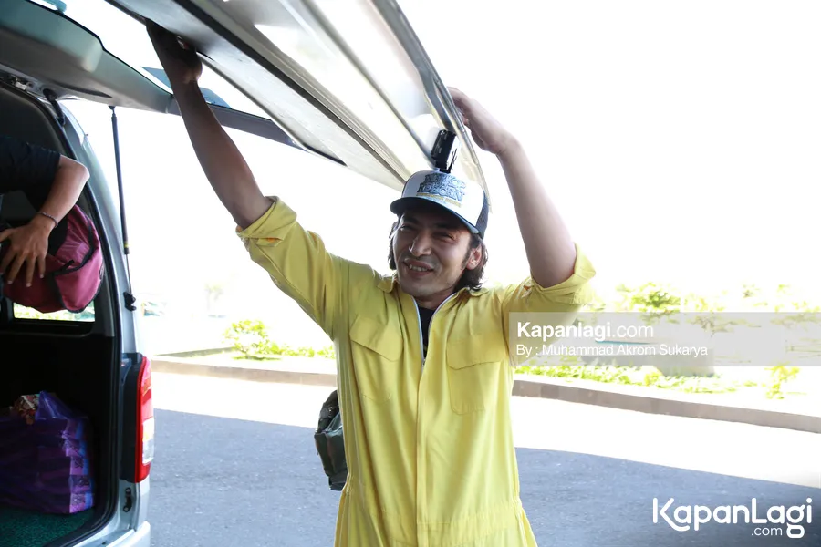 Saking capeknya Abimana sempat tiduran di lantai jet pribadi. ©KapanLagi.com/Muhammad Akrom Sukarya