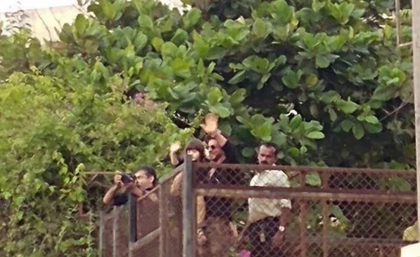 Bukannya takut, AbRam justru menikmati interaksinya dengan fans SRK ©pinkvilla
