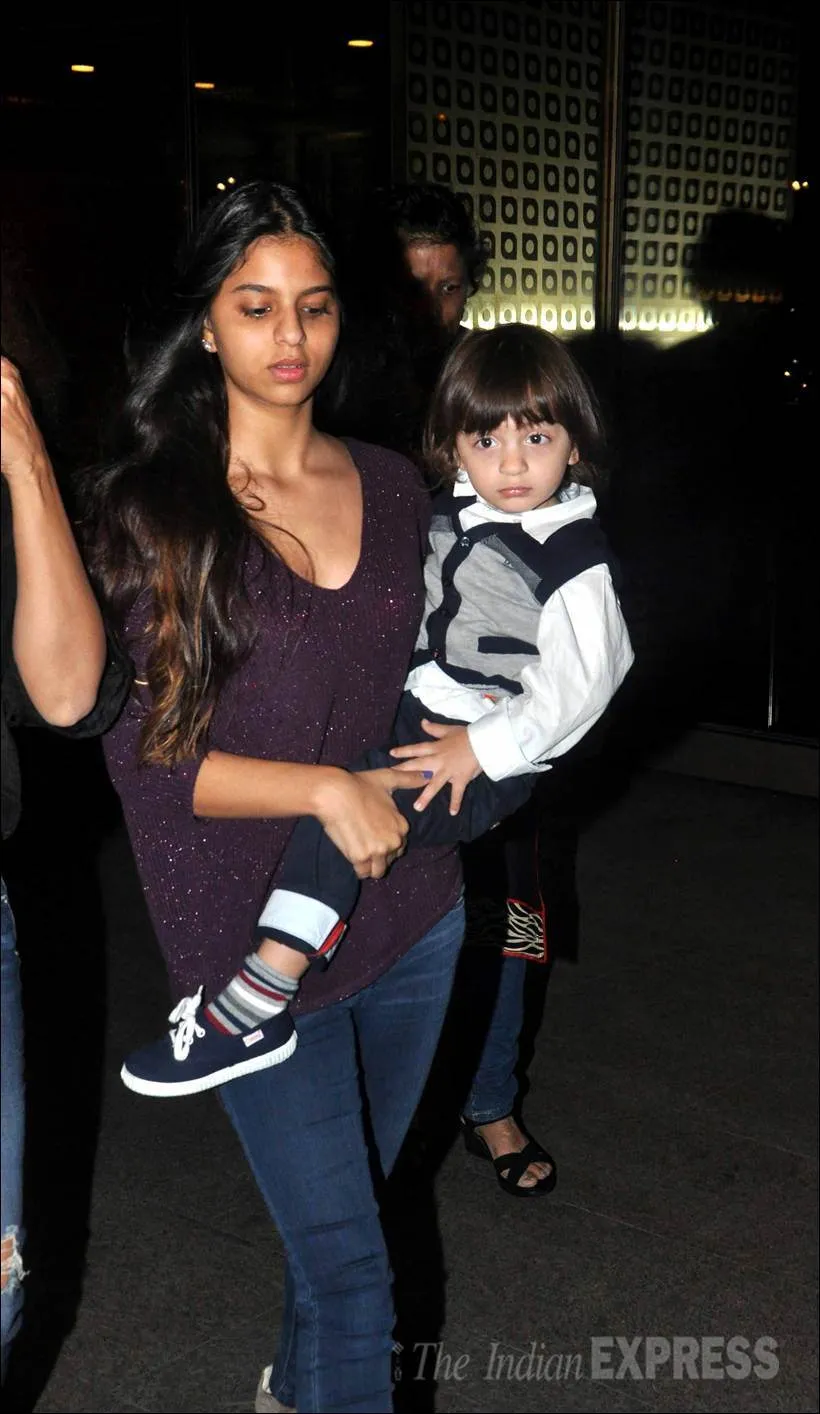 Suhana gendong AbRam waktu keluar dari bandara. ©indianexpress