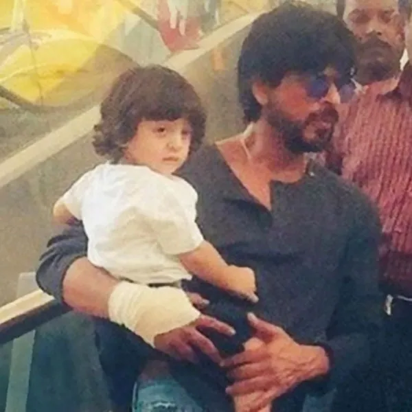 Karena AbRam, Shahrukh Khan tiap hari berburu cokelat ©bollywoodlife