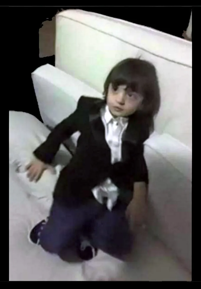 Gantengnya AbRam pakai jas resmi. ©missmalini