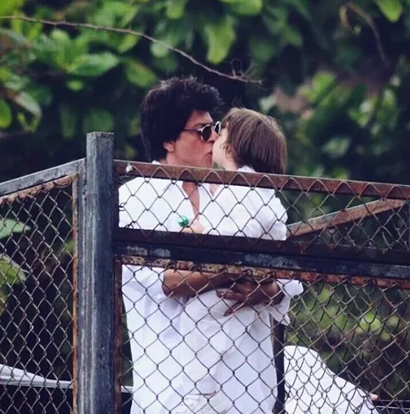 Ciuman mesra SRK dan AbRam, bikin baper kan? ©instagram/husany1499