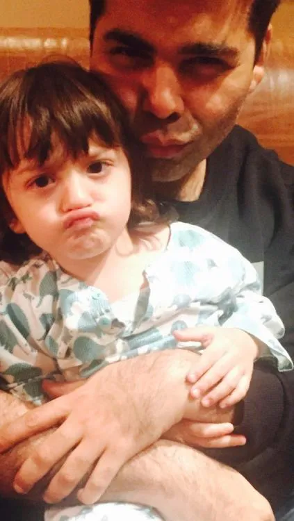 Duck face ala AbRam Khan, menggemaskan bukan? ©twiter/karanjohar