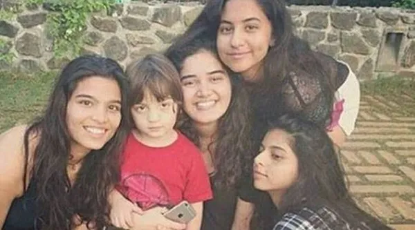 AbRam pasang tampang cool seperti Aryan kala foto bareng teman-teman Suhana ©bollywoodlife