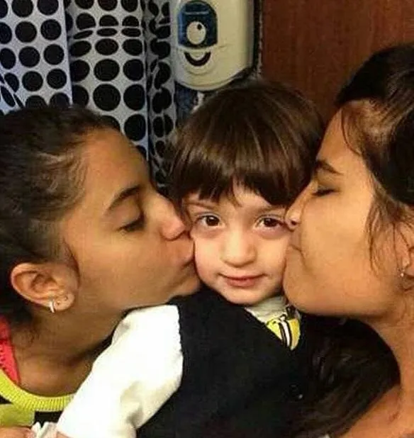 AbRam jadi korban dua gadis ini ©pinkvilla