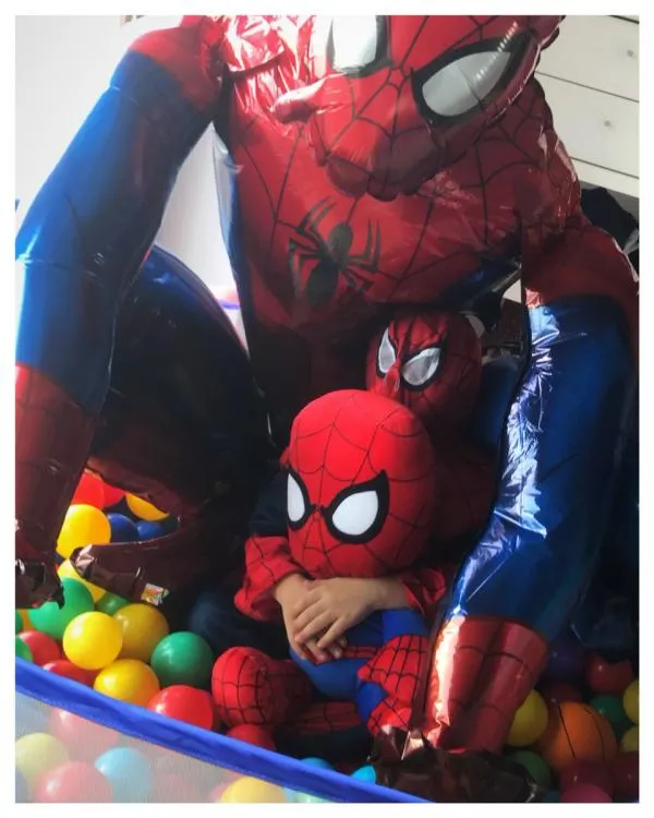 Shahrukh mendadak jadi Spider-Man demi AbRam ©twitter/iamsrk